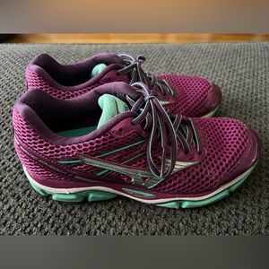 Mizuno running sneakers. Great condition.